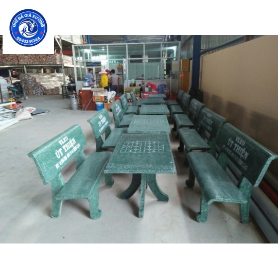 Bàn ghế đá màu xanh 2 ghế tựa 