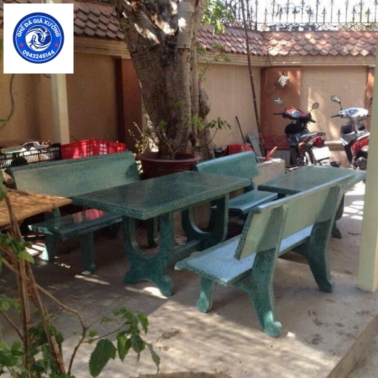 Bàn ghế đá màu xanh 2 ghế tựa 