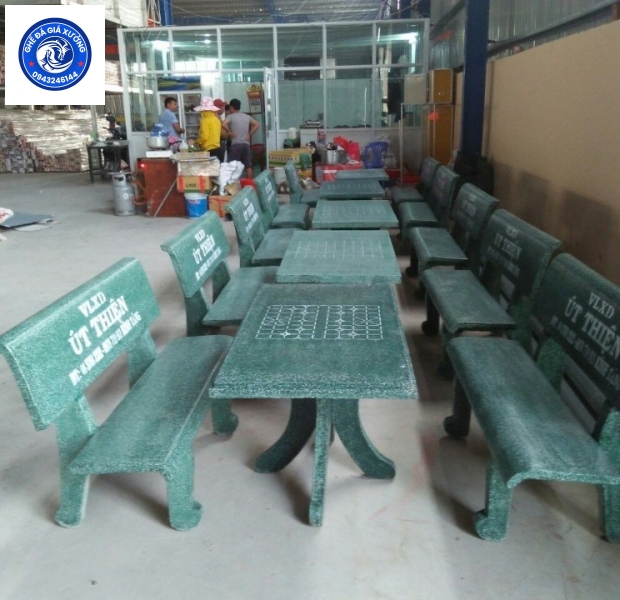 Bàn ghế đá màu xanh 2 ghế tựa 